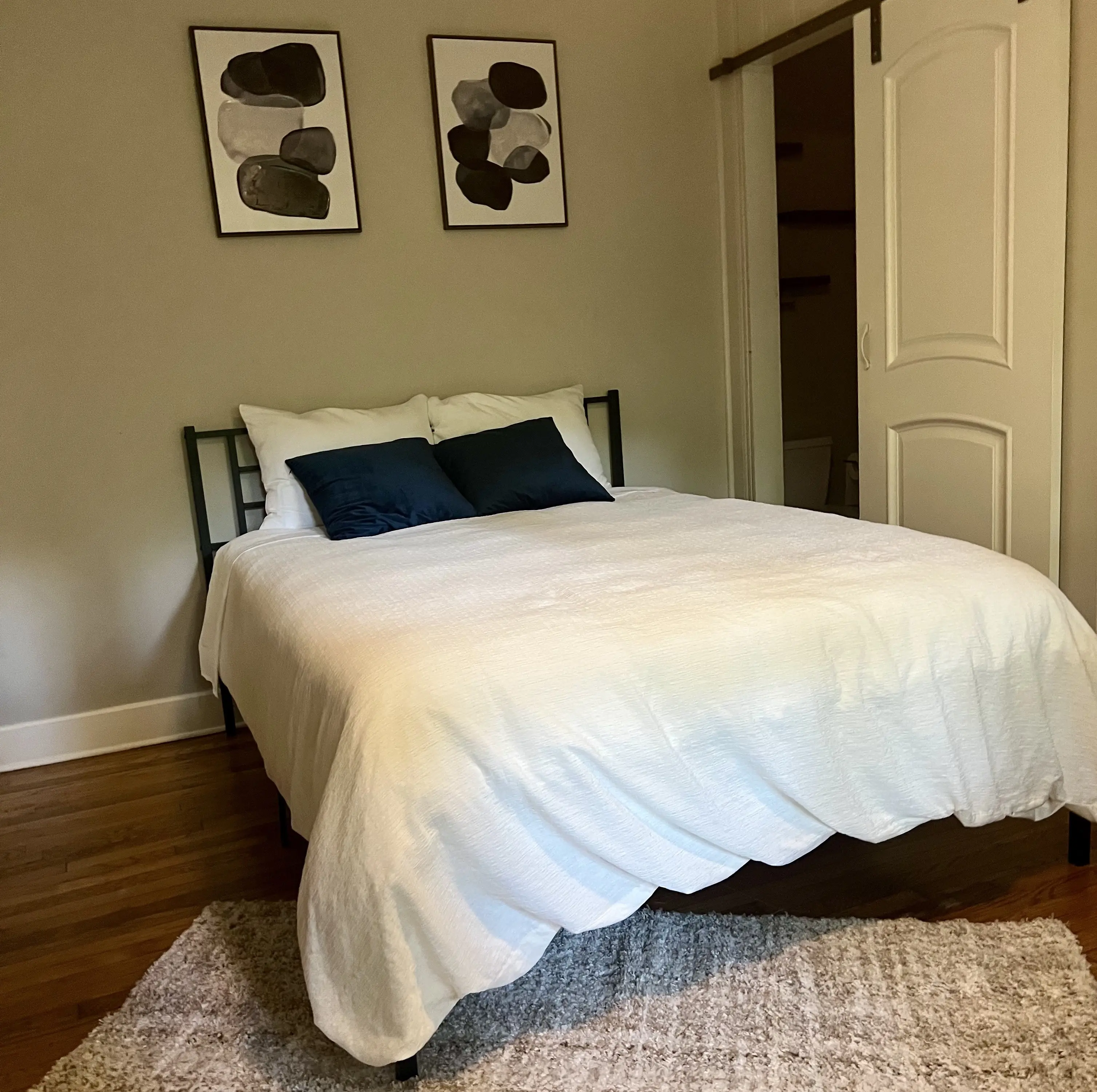 Room Judah bed
